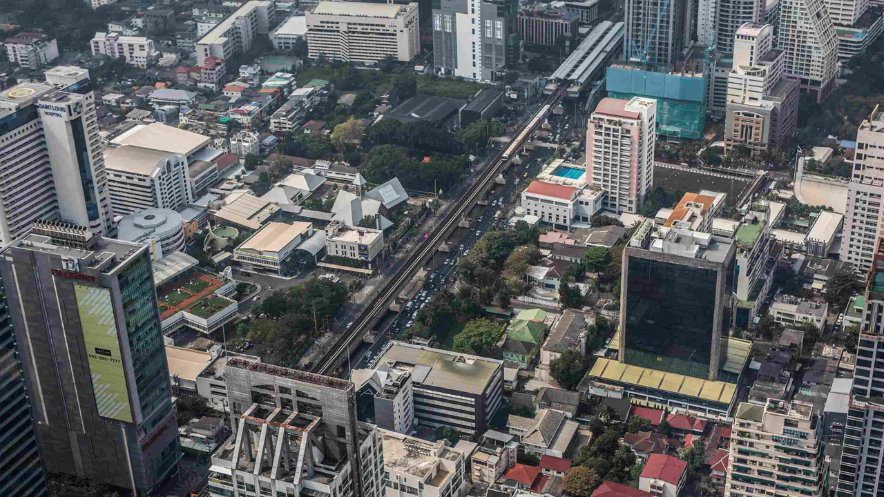 Pemandangan kota Jakarta Barat dengan properti strategis